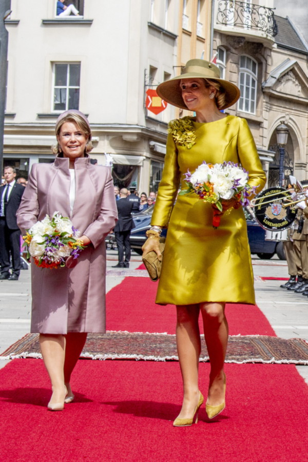 La reina Máxima de Holanda vestida de amarillo junto a la Gran Duquesa de Luxemburgo
