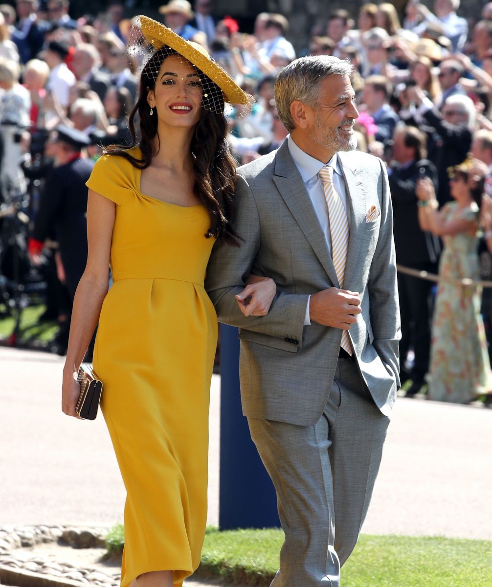 Amal Clooney con un vestido de fiesta amarillo en la boda de Harry y Megan