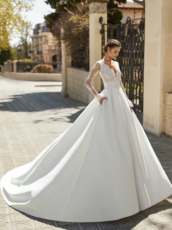 Vestido de novia alta costura con encaje pedrería y brocado. Falda de gran volumen.