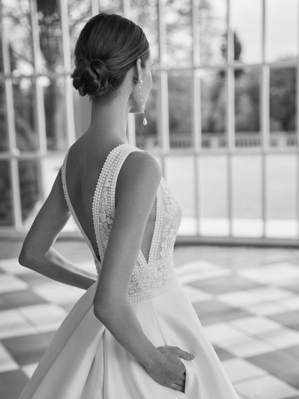 Vestido de novia princesa con tirantes y escote espalda.