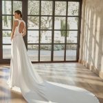 Vestido de novia boho en crep espalda abierta falda extraible escote pico ovias Pilar Gil Logroño pg4366