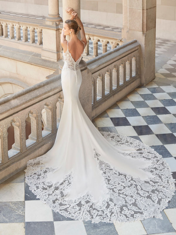 Vestido de novia sirena con una larga cola de encaje trasparente escote en V y tirantes con espalda descubierta con detalles de pedrería PG4457